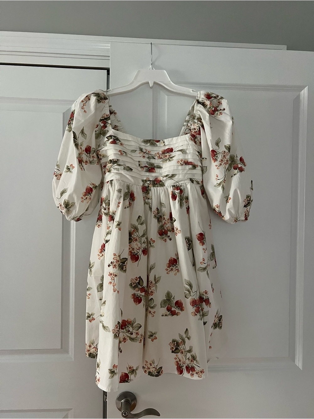 Abercrombie & Fitch Cream Floral Strawberry Pleated Dress